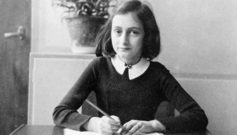 Cuốn nhật ký nổi tiếng thế giới của Anne Frank ghi lại hai năm cuộc đời bà từ 1942 đến 1944, khi gia đình đang ẩn náu ở Amsterdam